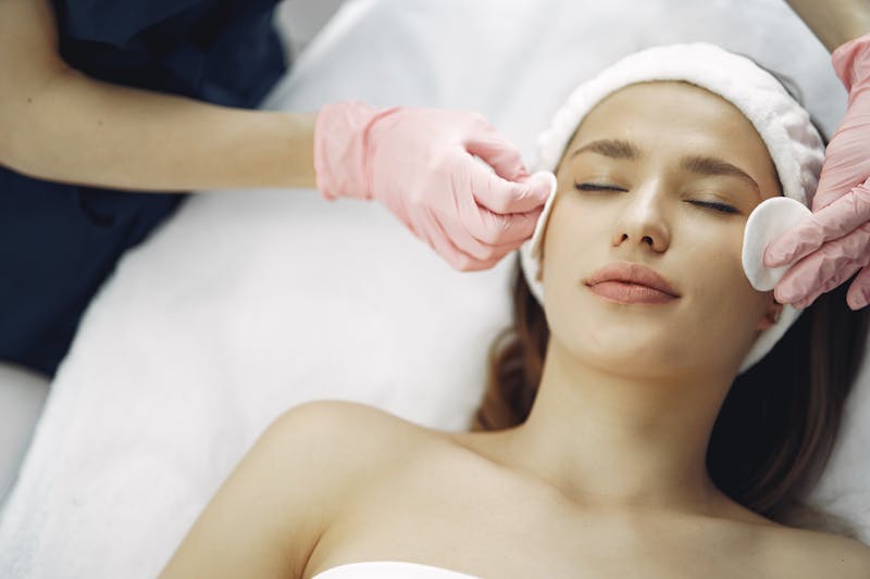 Femme utilisant un appareil diagnostic de peau - routine skincare