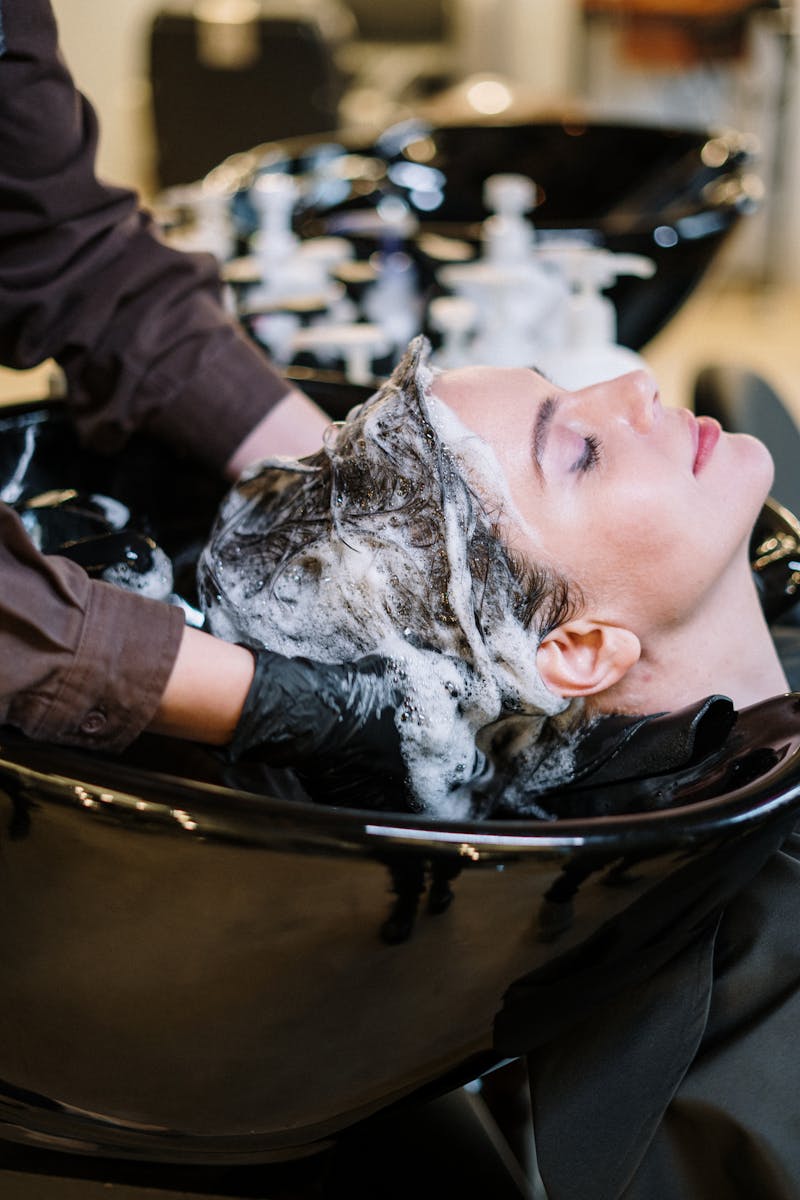 Femme aux boucles naturelles - curling sans chaleur