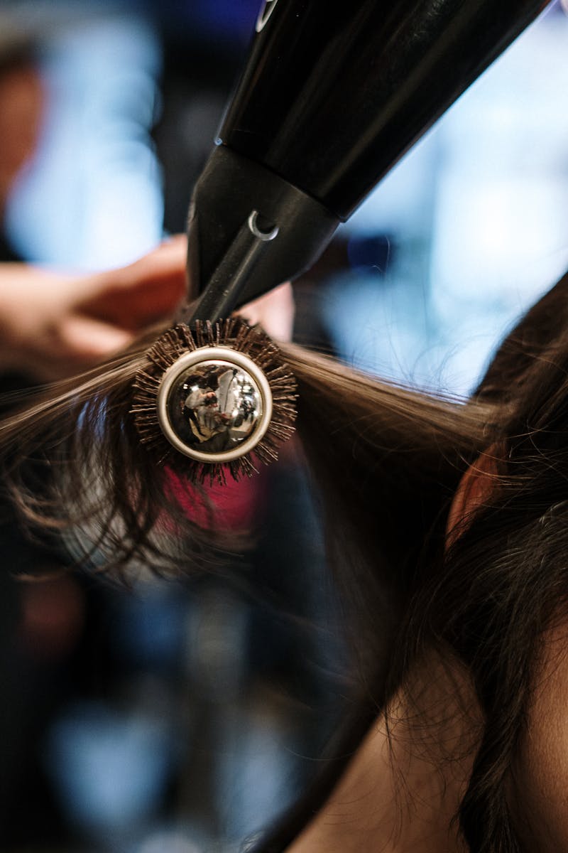 Femme aux cheveux lisses et brillants - lisseur professionnel