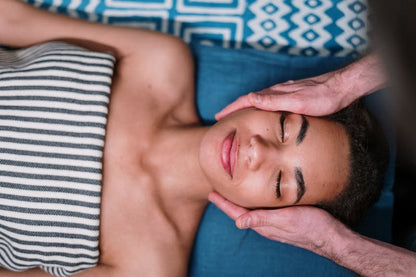Femme profitant d'un soin vapeur facial - spa à domicile