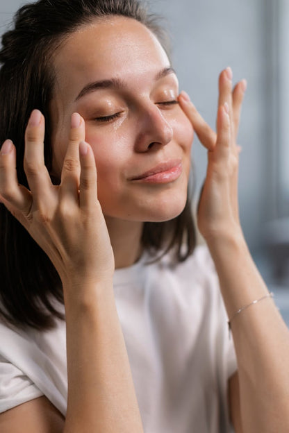 Soin contour des yeux - massage anti-cernes et anti-rides